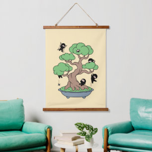 Tapiz Con Marco De Madera Pequeños Ninjas en árbol bonsai en amarillo