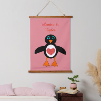 Tapiz Con Marco De Madera Personalizado de Pingüino de Corazón de Amor