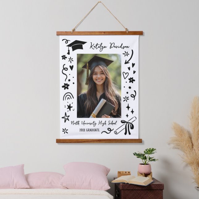 Tapiz Con Marco De Madera Personalized Doodle Graduation Keepsake Photo (Dormitorio)