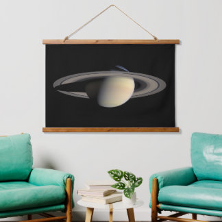 Tapiz Con Marco De Madera Planta gigante de gas Saturno iluminado por Cassin