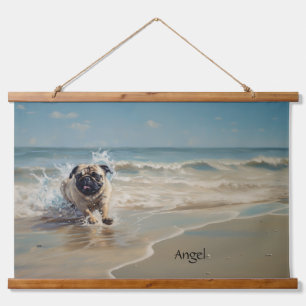Tapiz Con Marco De Madera Pug feliz en el personalizable de la playa