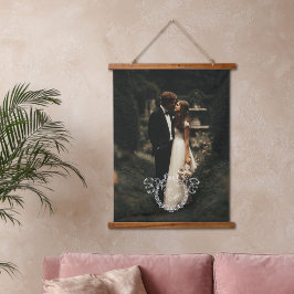 Tapiz Con Marco De Madera Recuerdo de foto de boda de monograma de corona vi