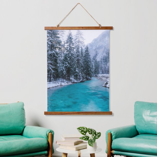 Tapiz Con Marco De Madera Río mágico en un bosque de invierno encantado (Sala de estar)