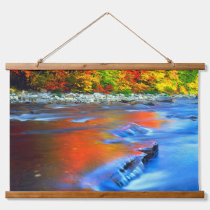 Tapiz Con Marco De Madera Río Swift reflejando colores de otoño