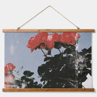 Tapiz Con Marco De Madera Rosas Rojas Vintage Contra un Cielo Azul