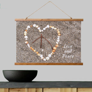 Tapiz Con Marco De Madera Señal de Paz en Corazón de Conchas en Playa de Are