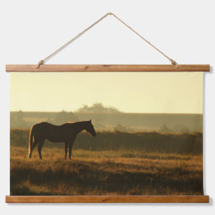 Tapiz Con Marco De Madera Silueta de caballo al sol de la mañana.