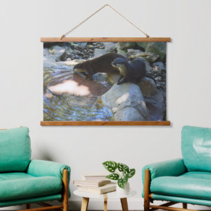 Tapiz Con Marco De Madera **"Sorbitos junto al arroyo: nutrias bebiendo del 