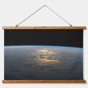 Tapiz Con Marco De Madera Sunglint Viene De Un Pacífico Sur Parcialmente Nub