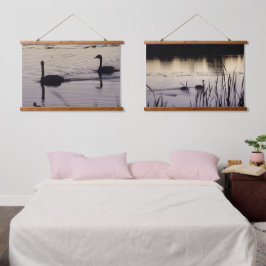 Tapiz Con Marco De Madera Trumpeter Swan Pair en madera oscura Topando con t