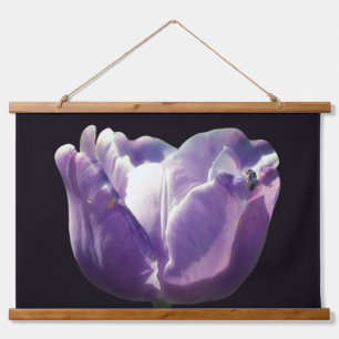 Tapiz Con Marco De Madera Tulipán Lavanda con Abeja Pequeña en Primer Plano
