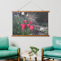 Tulipanes rojos en el jardín