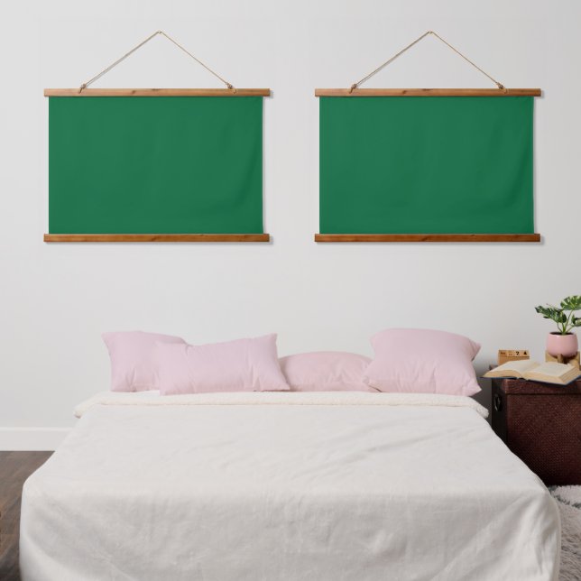 Tapiz Con Marco De Madera Un fondo verde profundo contrasta con un blanco cr (Dormitorio)