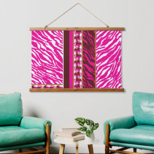 Tapiz Con Marco De Madera Un intrincado patrón floral en rosa y blanco, arte