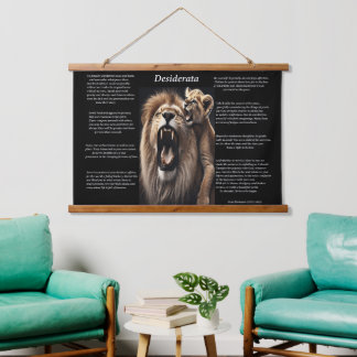 Tapiz Con Marco De Madera Un león bebé mordiendo el cuello de su padre