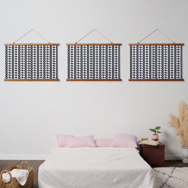 Tapiz Con Marco De Madera Un patrón repetido de círculos interconectados y (Dormitorio)