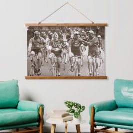 TAPIZ CON MARCO DE MADERA UN RETRATO ÍNTIMO DEL TOUR DE FRANCIA DE LOS AÑOS