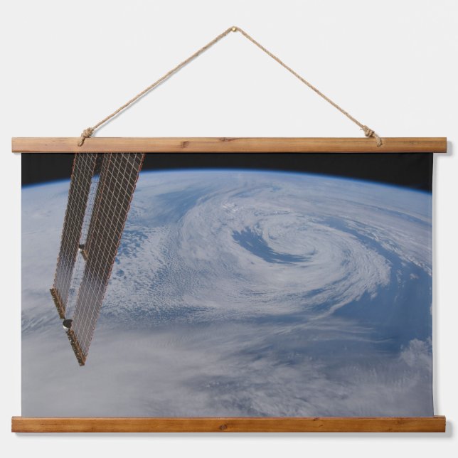 Tapiz Con Marco De Madera Un Sistema De Baja Presión Mediano-Atlántica. (Anverso )