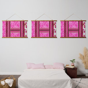 Tapiz Con Marco De Madera Un suave motivo de flor rosa y blanca elegante