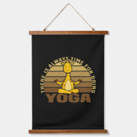 Una divertida jirafa linda haciendo yoga.