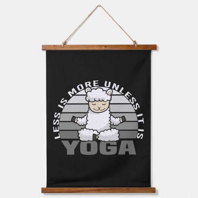 Tapiz Con Marco De Madera Una llama graciosa haciendo yoga. (Anverso)