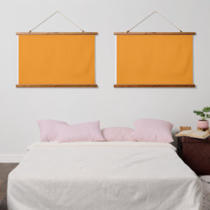 Tapiz Con Marco De Madera Una plaza naranja vívida rodeada de un borde blanc