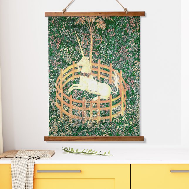 Tapiz Con Marco De Madera Unicornio En Cautiverio (Subido por el creador)