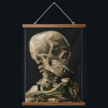 Tapiz Con Marco De Madera Vincent van Gogh - Calavera con cigarrillo en llam<br><div class="desc">Cabeza de un Skeleton con un cigarrillo en llamas / Calavera con cigarrillo en llamas / Crane de squelette fumant une cigarrillo - Vincent van Gogh,  1885</div>