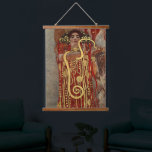 Tapiz Con Marco De Madera Vintage Hygieia Medicina Art Nouveau Gustav Klimt<br><div class="desc">Este llamativo diseño presenta "Higía", un magnífico detalle del mural "Medicina" de Gustav Klimt de 1901 para la Universidad de Viena. Como pionero de la Secesión de Viena, Klimt representa a la diosa de la salud con una suntuosa túnica roja adornada con intrincados patrones dorados. Ella se yergue con una...</div>