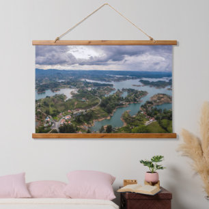 Tapiz Con Marco De Madera Vista impresionante de Guatape Antioquia cielo nub