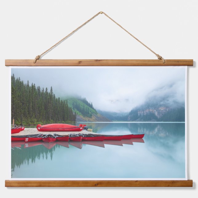 Tapiz Con Marco De Madera Vista panorámica del lago Louise con canoas rojas (Anverso )