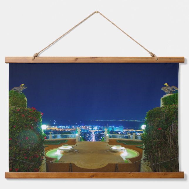 Tapiz Con Marco De Madera Vistas desde las terrazas Bahá’í del Arco. (Anverso )