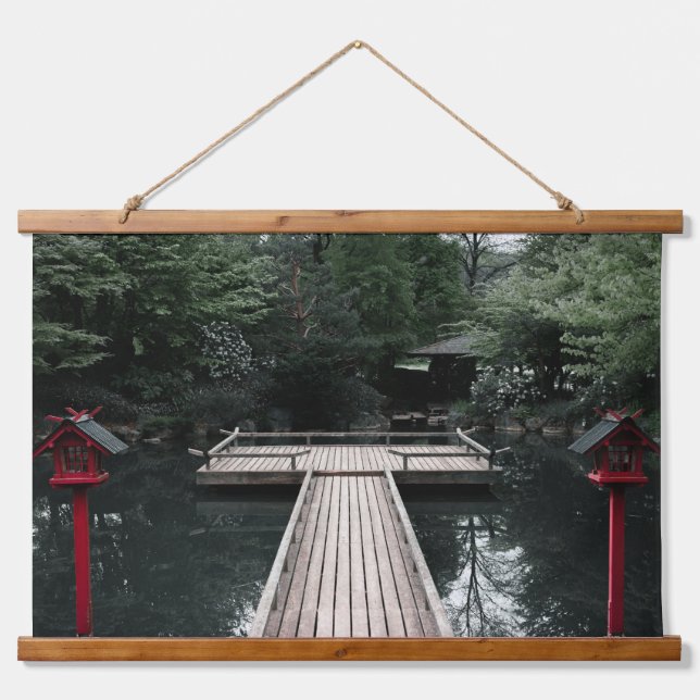 Tapiz Con Marco De Madera Wooden Pier framed by red Lanterns (Anverso )