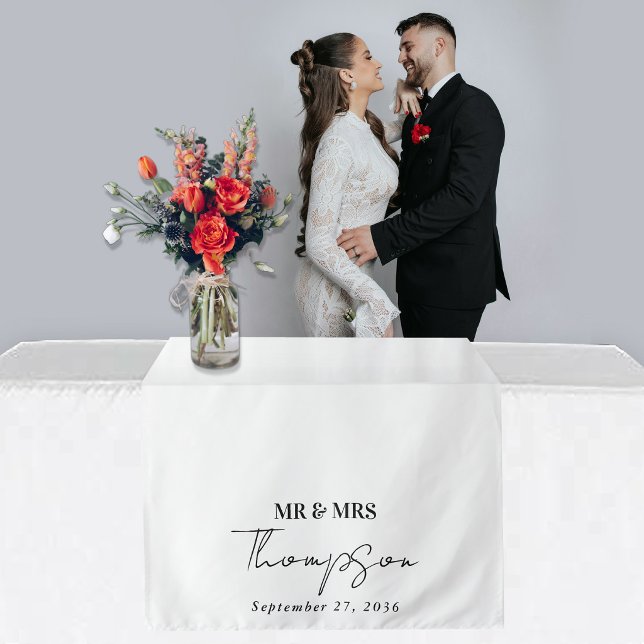 Tapiz Corredor de mesa de boda personalizado Sr. & Sra.  (Wedding Table Runner Custom Mr. & Mrs. Modern Tapestry)