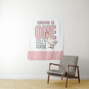 Tapiz Cumpleaños personalizado de un ganso tonto rosa mo