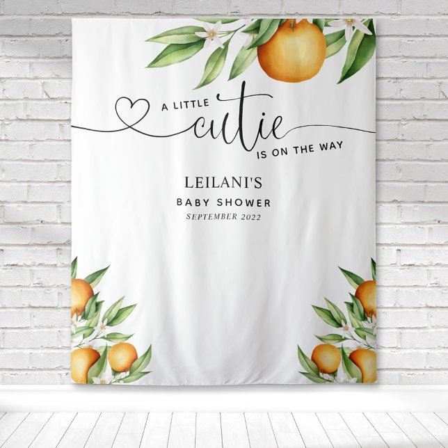 Tapiz de Baby Shower de una pequeña naranja adorab (A little cutie is on the way baby shower backdrop with watercolor oranges for photo ops.)