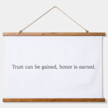 Tapiz de pared con fondo de madera y honores