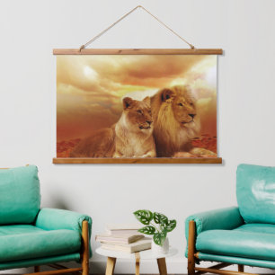 Tapiz de pared con león y leona con madera encima