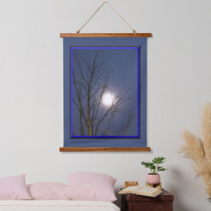 Tapiz de pared con madera en la parte superior de