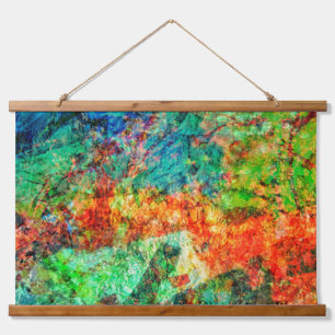 Tapiz de pared con madera encima de color azul cal