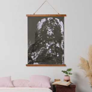 Tapiz de pared con torre oscura de madera