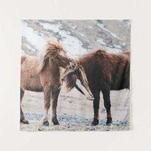 TAPIZ DOS CABALLOS MARRONES EN EL CAMPO