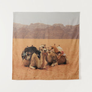 TAPIZ DOS CAMELLOS SENTADOS EN ARENA MARRONA CERCA DE LA