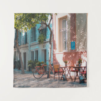 Tapiz Dos mesas marrones afuera