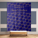 Tapiz Dulce 16 Blue y Gold Birthday Party backdrop<br><div class="desc">Dulces fiestas de 16 años de color azul y dorado, perfectas para la fotografía, el cartel de bienvenida o como una gran decoración fiesta que ayuda a definir el tema. El diseño tiene un patrón diagonal, escalonado y repetido, de baldosas de Sweet Sixteen, el cual está escrito en caligrafía rápida...</div>