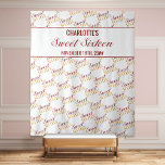 Tapiz Dulce 16 Red Gold Birthday Party backdrop<br><div class="desc">Dulces fiestas de 16 años de color rojo y dorado, perfectas para la fotografía, el cartel de bienvenida o como una gran decoración fiesta que ayuda a definir el tema. El diseño tiene un patrón diagonal, escalonado y repetido, de baldosas de Sweet Sixteen, el cual está escrito en caligrafía rápida...</div>