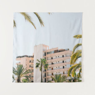 TAPIZ EDIFICIO DE CONCRETO BLANCO JUNTO A LA PALMERA VER