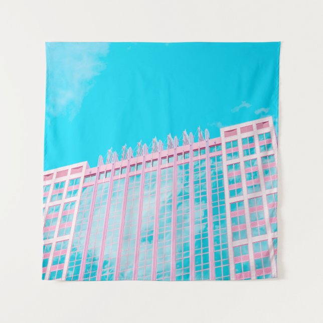 TAPIZ EDIFICIO DE CONCRETO BLANCO Y AZUL BAJO CIELO AZUL (Anverso)
