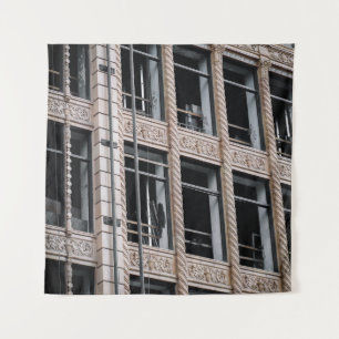 TAPIZ EDIFICIO DE CONCRETO MARRÓN CON VENTANAS DE VIDRIO