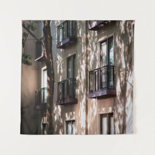 TAPIZ EDIFICIO DE CONCRETO MARRÓN DURANTE EL DÍA-4